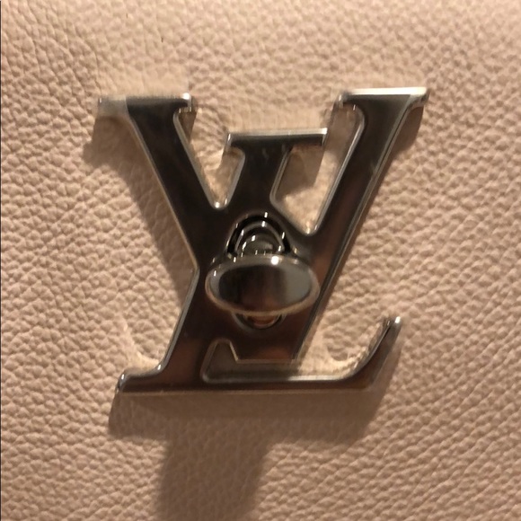 ✨Gorgeous Louis Vuttion LockMe Day Tote✨ - Picture 5 of 12